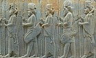 Persépolis - Gardes mdes (coiffs de bonnets), avec l'acinace au ct, et perses ( tiare cannele)