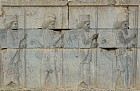 Persépolis - Gardes mdes (coiffs de bonnets), avec l'acinace au ct, et perses ( tiare cannele)