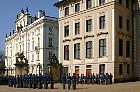 Prague - Midi : relève de la garde