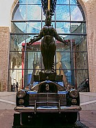 Jour7: Figueras - Car Naval. Taxi pluvieux <br />
    1974-1985 et La Reine Esther d'Ernst Fuchs, bronze, 1973
